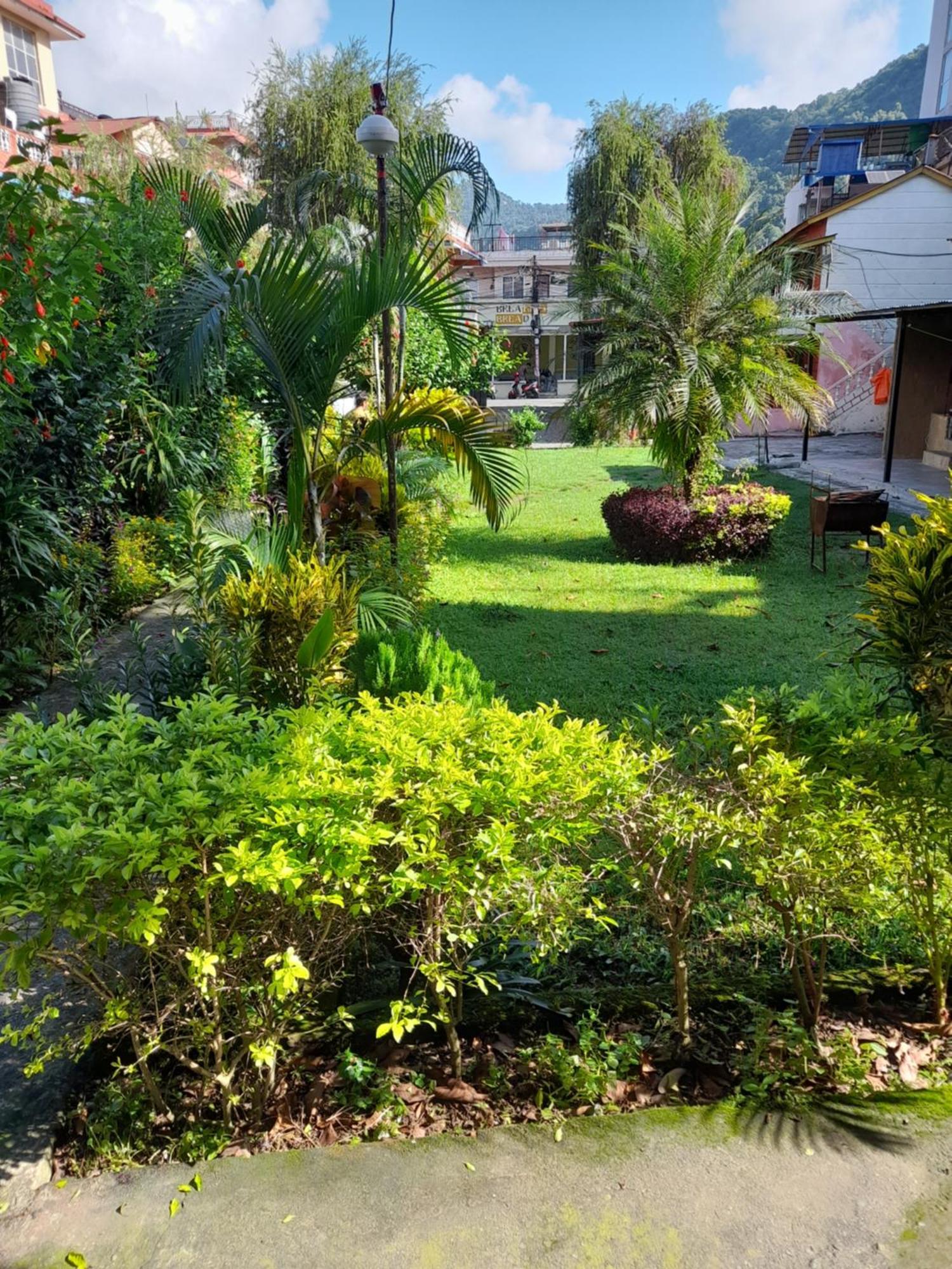 Hotel New Elia Pokhara Bagian luar foto